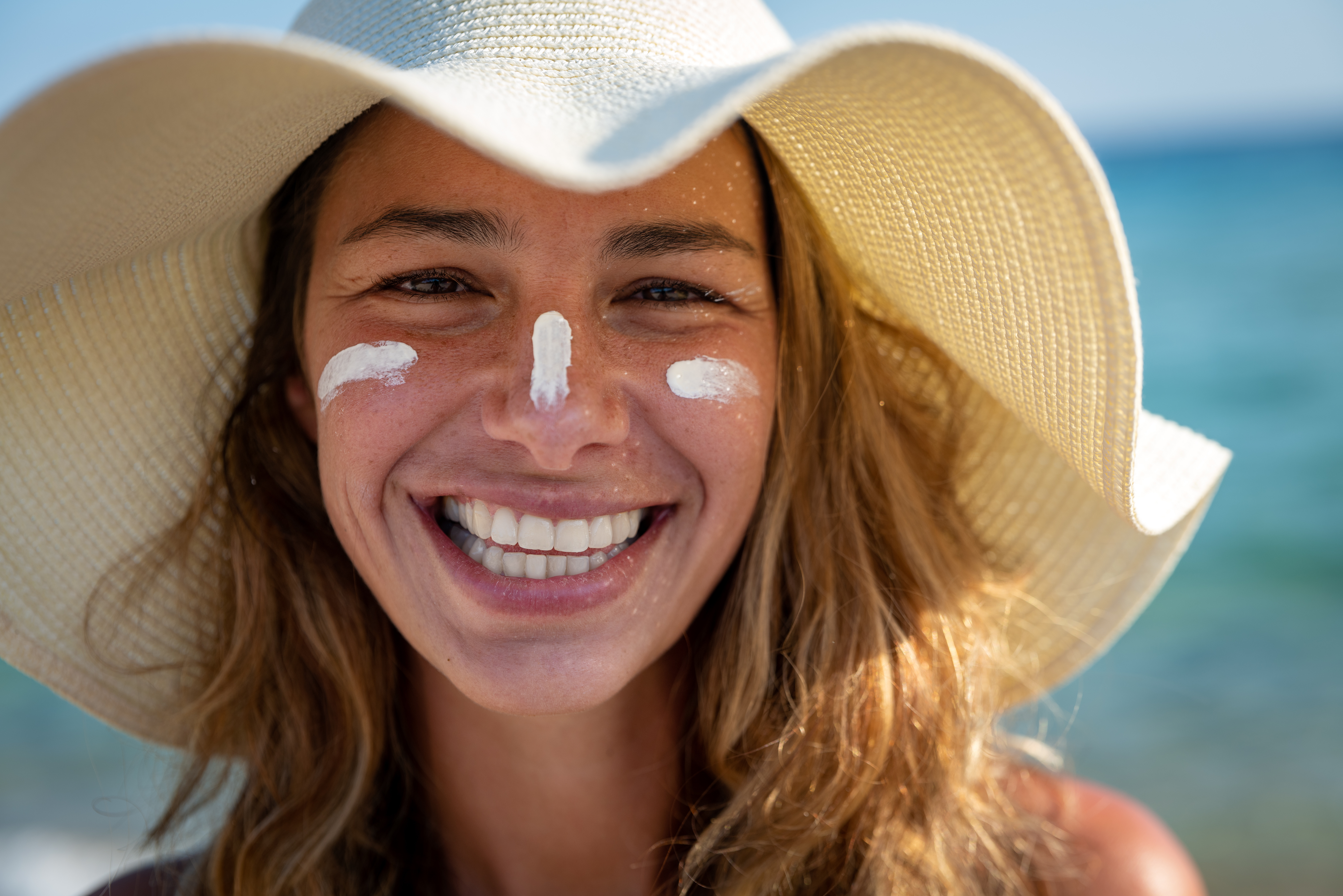 SPF 30 vs SPF 50 – care este diferența. Cât durează protecția solară și ce să alegi
