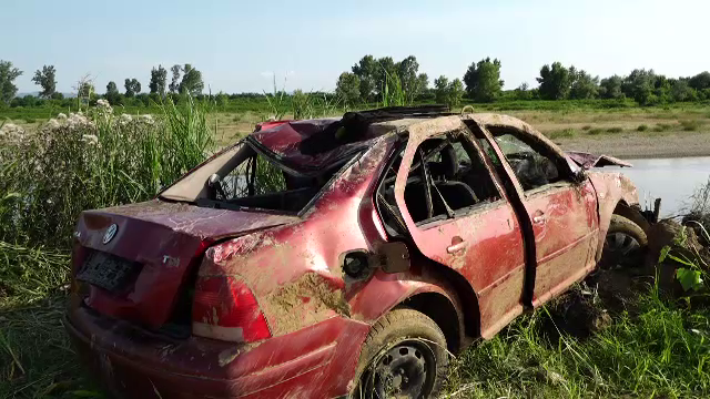 Un tânăr de 19 ani fost găsit mort la două zile după ce a căzut cu mașina în Someș. Ce a observat pasagerul care s-a salvat