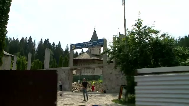 Turiștii care merg la Voroneț, întâmpinați cu produse chinezești. „Pe ale noastre nu îmi dă nimeni bani” / „Astea se cer”