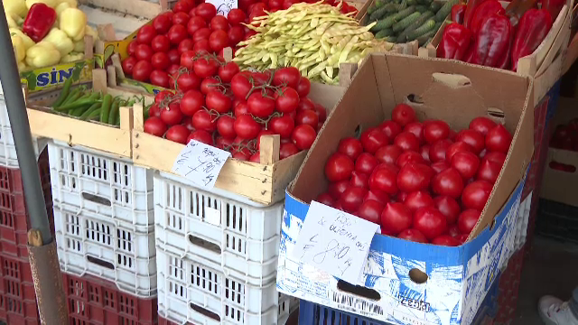 „A cumpărat cu 50 de bani, dar o pune tot 5 lei la tarabă”. De ce sunt scumpe roșiile românești apărute în piețe