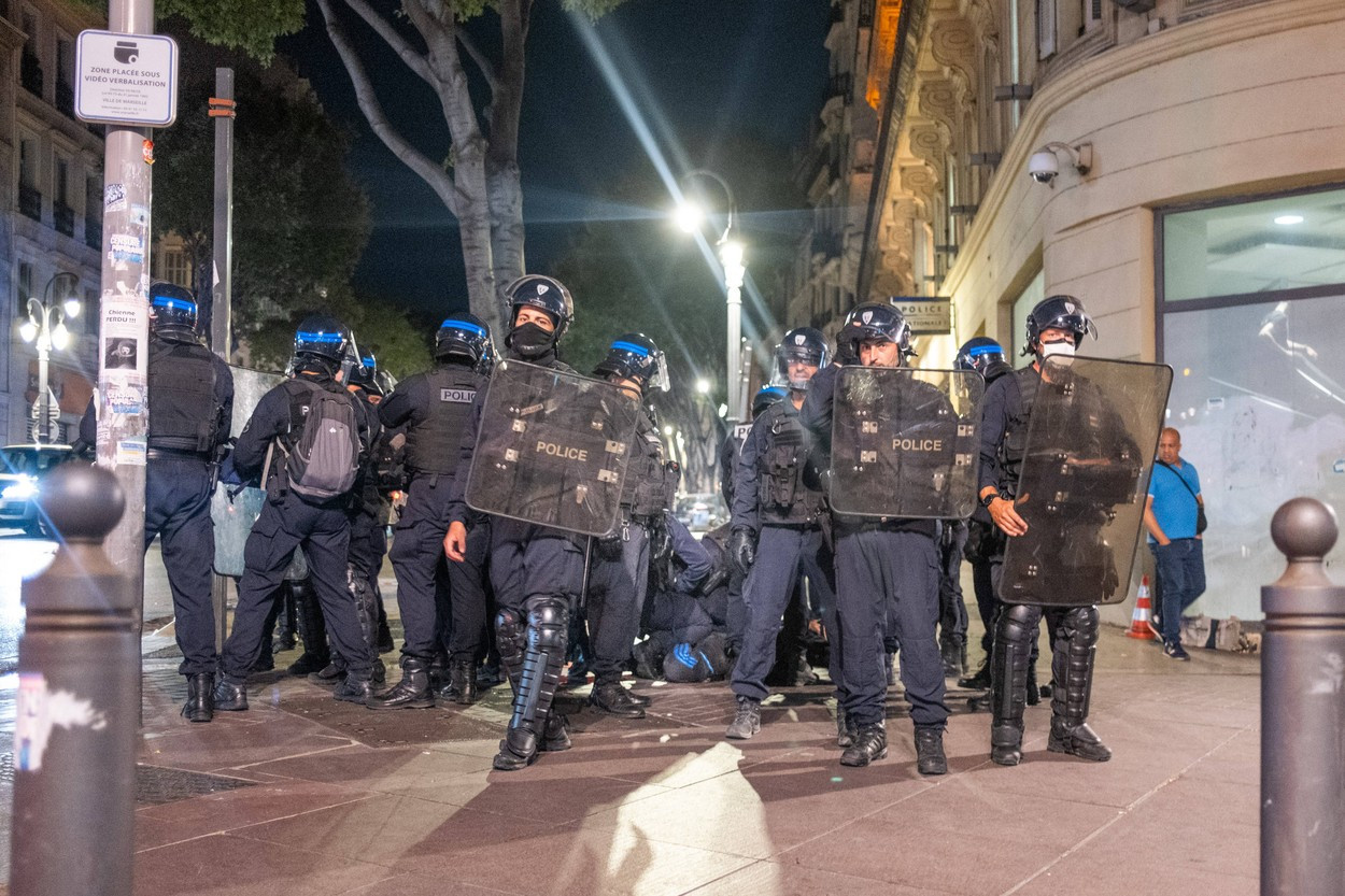 Fără precedent. Peste 40.000 de polițiști, jandarmi și trupe speciale sunt pe străzi în Franța