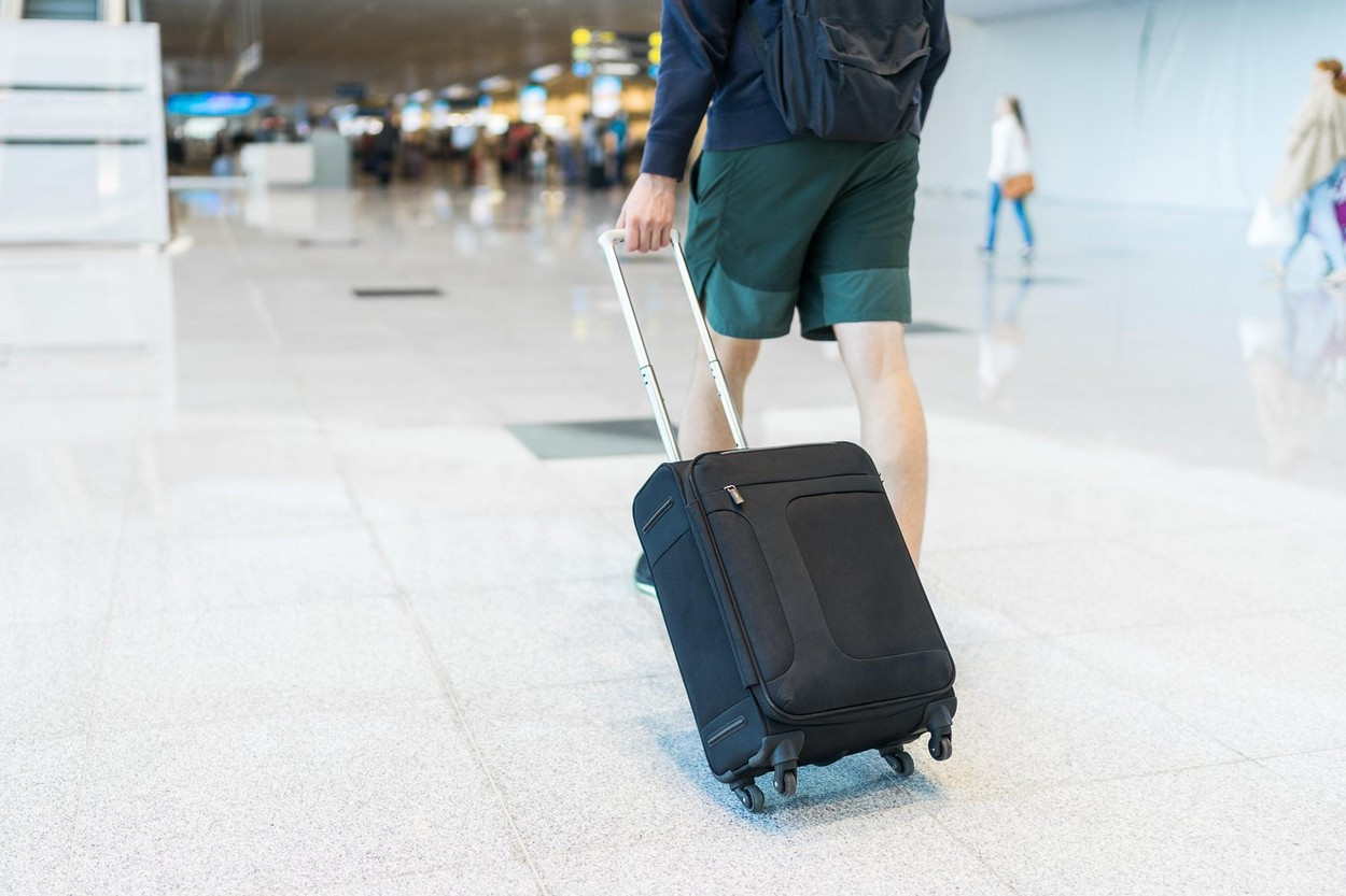 Un oraș vizitat de milioane de turiști din Europa interzice valizele cu roți. Amenda uriașă pe care o poți primi