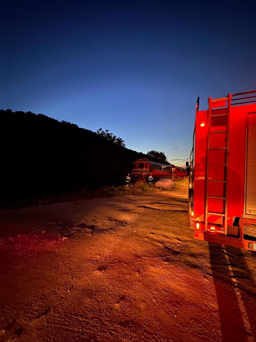 Incendiu la locomotiva unui tren care transporta ţiţei, în Sălaj. „Focul nu s-a propagat la vagoane”