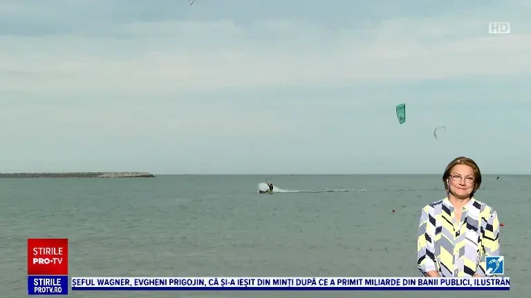 Pasionații de kitesurfing și paddleboarding, spectacol printre valuri pe litoral. "Ne bucurăm de sportul care ne place"