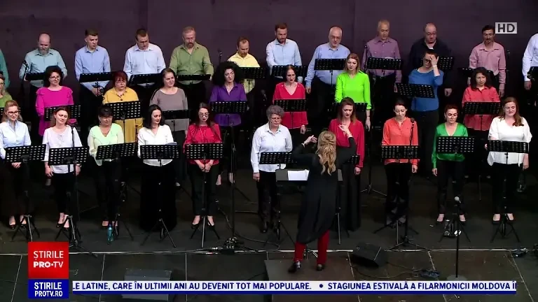 Mii de ieșeni s-au adunat la concertul în aer liber al Filarmonicii Moldova. ”Este un spectacol magnific”