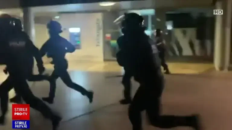 Vandalii care terorizează Franța, vânați de ultrașii echipelor de fotbal. Intensitatea revoltelor, în scădere