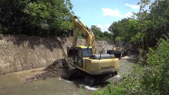 Ministrul Mediului s-a dus să vadă dezastrul lăsat de inundații în Alba. ”Efectiv oamenii plângeau”