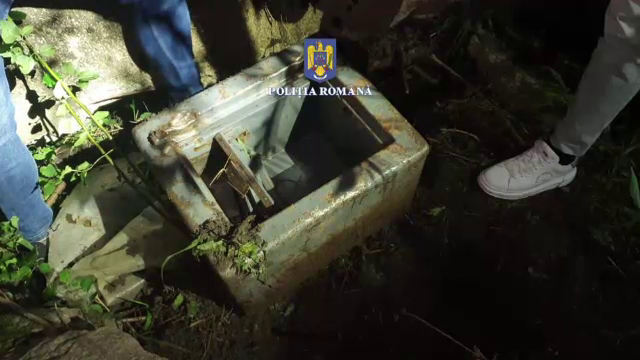 Ce au găsit polițiștii îngropat pe malul Jiului, la câteva zile după ce hoții au furat seifuri cu 300.000 de lei