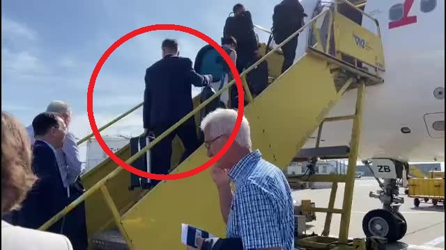 Cele 15 minute de glorie ale premierului Ciolacu în Germania. Șeful Guvernului s-a lăsat pozat cărându-și singur bagajul