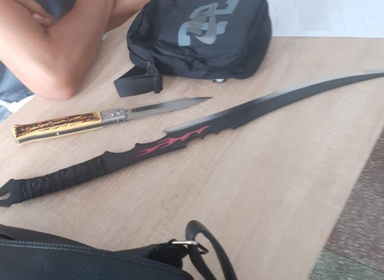 O macetă și un cuțit, descoperite asupra unui tânăr care se plimba printr-un loc de joacă, în Drobeta Turnu Severin