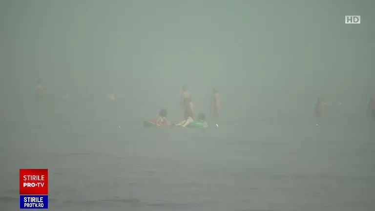 Fenomen straniu pe litoralul românesc. Turiștii au fost martorii unui fenomen rar: Plajele au fost cuprinse de o ceață densă