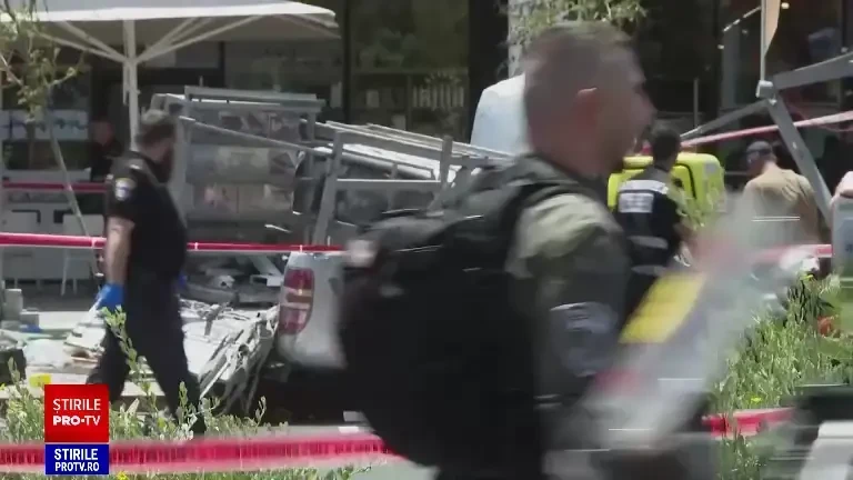 Atentat în Israel. O mașină a intrat în pietoni, apoi șoferul a coborât din vehicul pentru a înjunghia civili | VIDEO