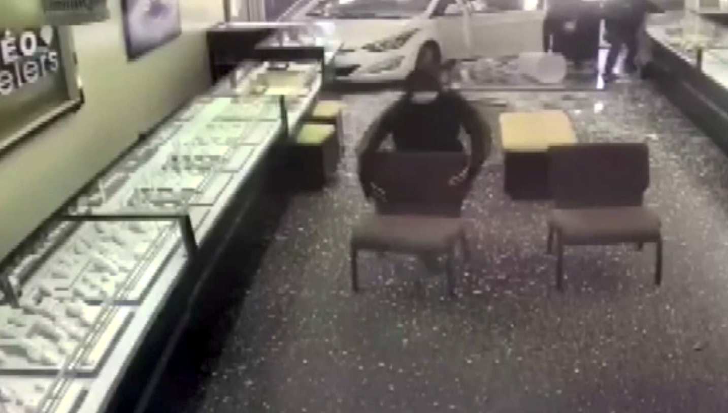 Jaf ca-n filme în California. Hoții au intrat cu mașina în vitrina unui magazin de bijuterii. Ar fi la a doua faptă