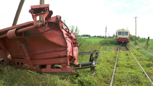 O combină a intrat într-un tren de pasageri, în Arad. Șoferul nu a văzut garnitura din cauza boscheților de pe calea ferată