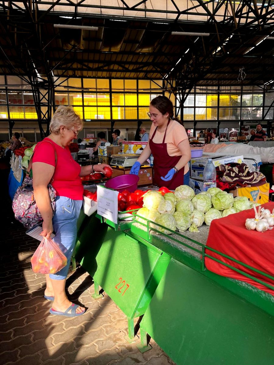 Olimpica din Buzău admisă la Medicină, care vinde roșii ca să-și ajute părinții: ”Ne consideră oameni de la țară, inferiori”