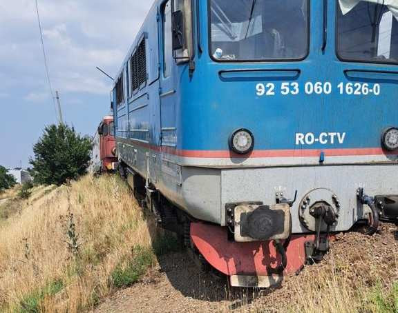 Încă un accident feroviar la Roșiori. Două locomotive s-au tamponat violent. Reacția CFR Călători