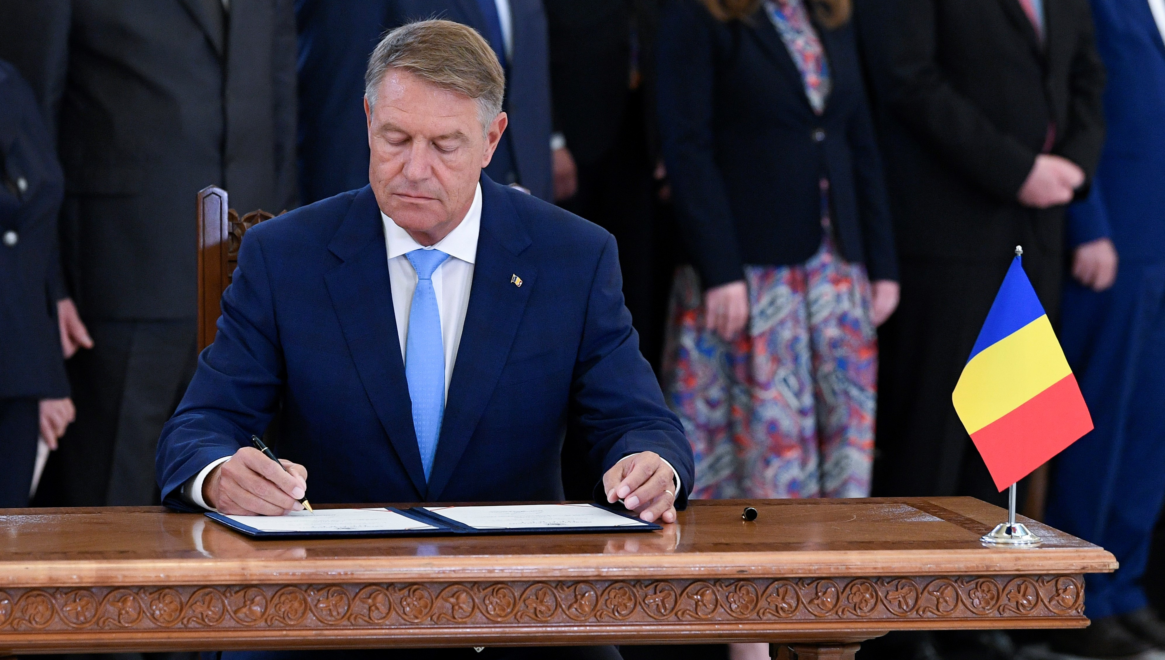 Klaus Iohannis a semnat decretele. Simona Bucura-Oprescu este ministru al Muncii, iar Natalia Intotero ministru al Familiei