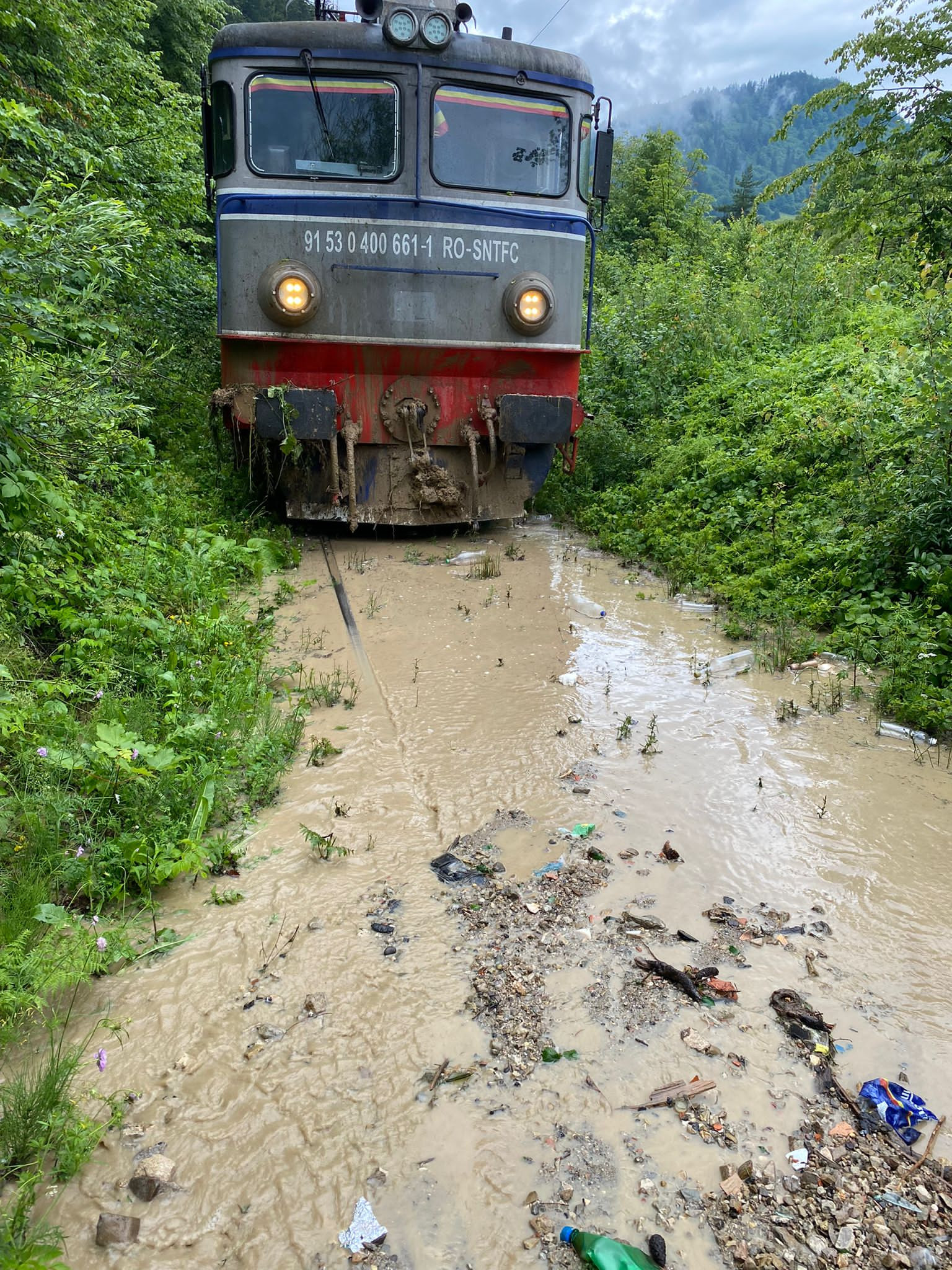Două trenuri cu 450 de călători au fost blocate din cauza aluviunilor căzute pe calea ferată, în Suceava