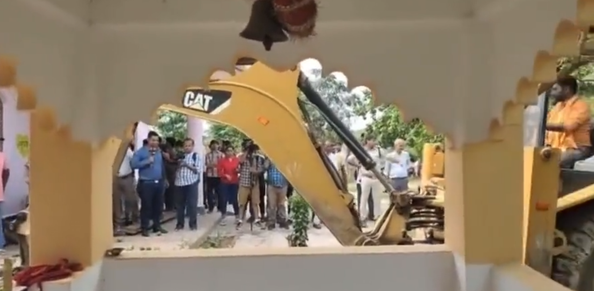 Poliția indiană a demolat casa unui bărbat acuzat că a urinat pe un tânăr indigen