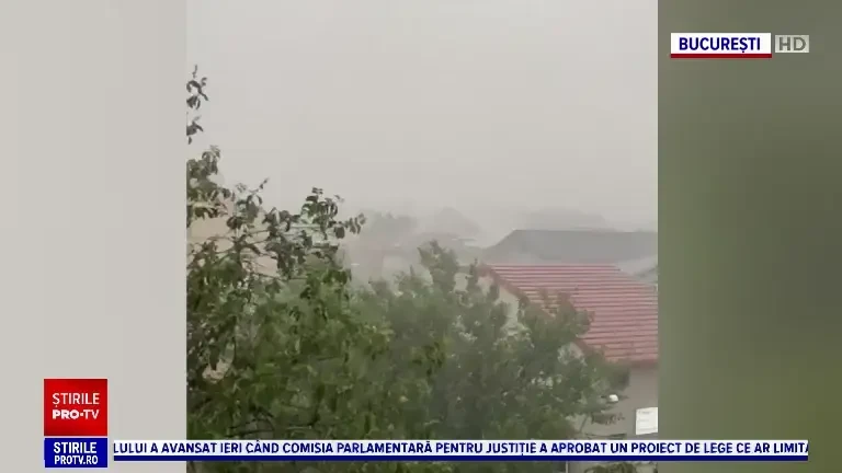 Caniculă scăldată în inundații, la București. Pompierii au avut zeci de intervenții