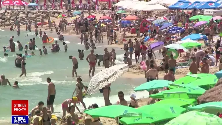 Aglomerație pe plaja din Eforie Nord. 20.000 de turiști s-au înghesuit să prindă bronzul perfect