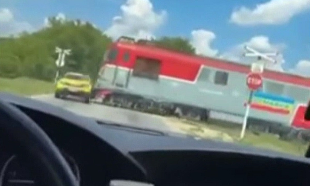Vâlcea: Un tren de marfă a lovit o mașină pe calea ferată. Incidentul a fost filmat