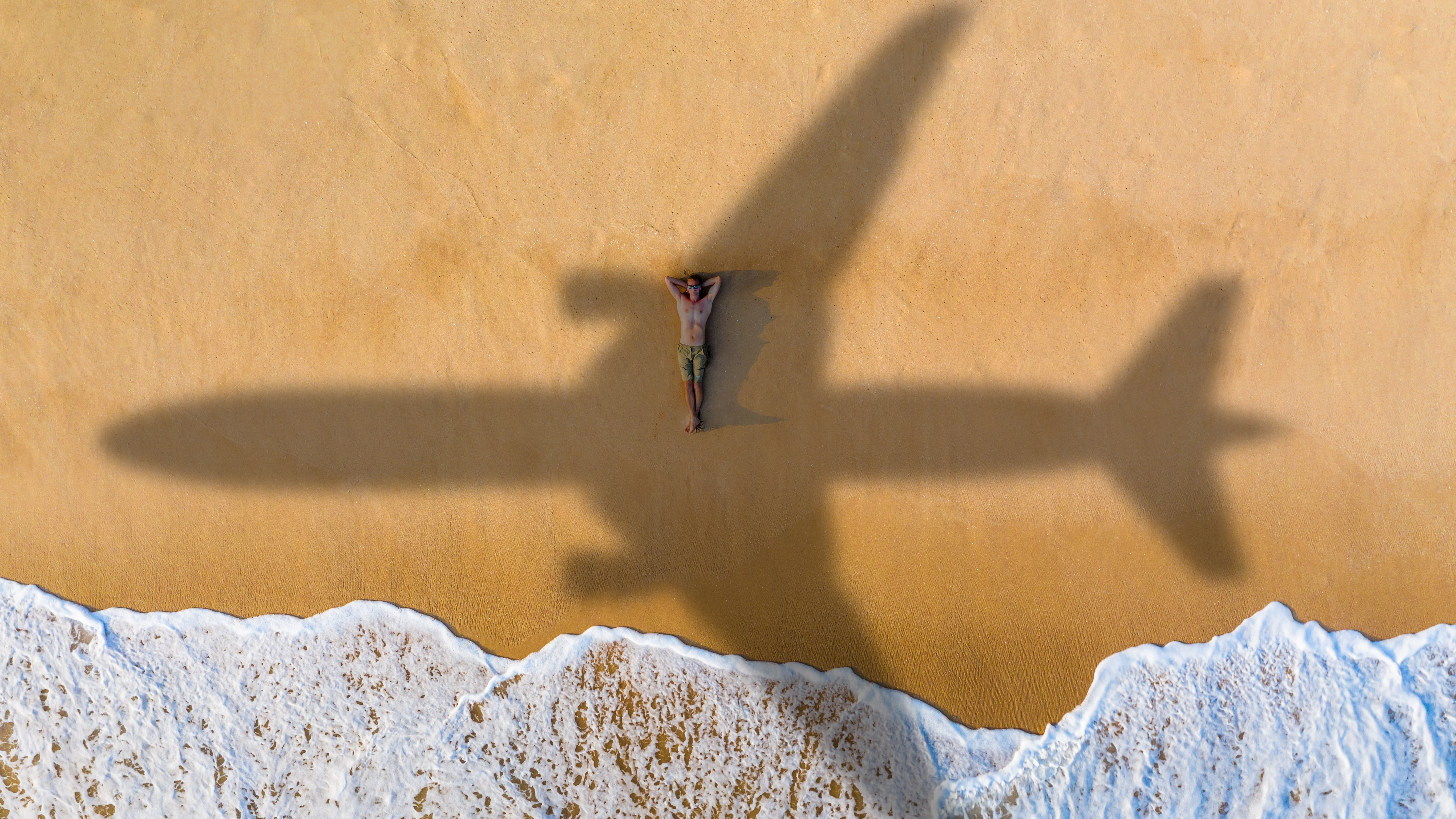 Tinerii români vor să călătorească, și se pricep să cumpere bilete mai ieftine de avion decât adulții | STUDIU