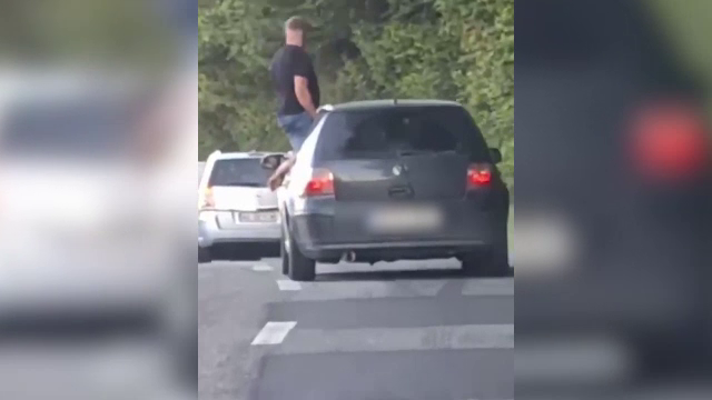Cum a fost sancționat un tânăr din Argeș care a ieșit aproape de tot pe geamul mașinii. Avea la îndemână și o sticlă de bere