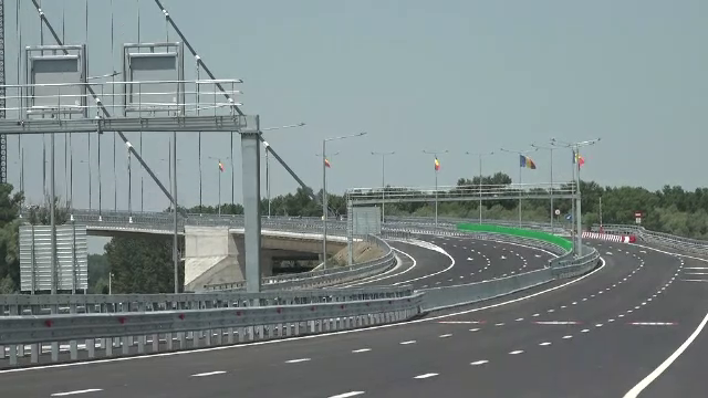 Șoferi nervoși la inaugurarea podului de la Brăila din cauza întârzierilor. „Mă duc înapoi la Constanța, vin altă dată”