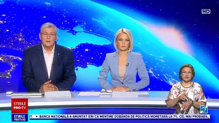 Vâlcea: Un tren de marfă a lovit o mașină pe calea ferată. Incidentul a fost filmat