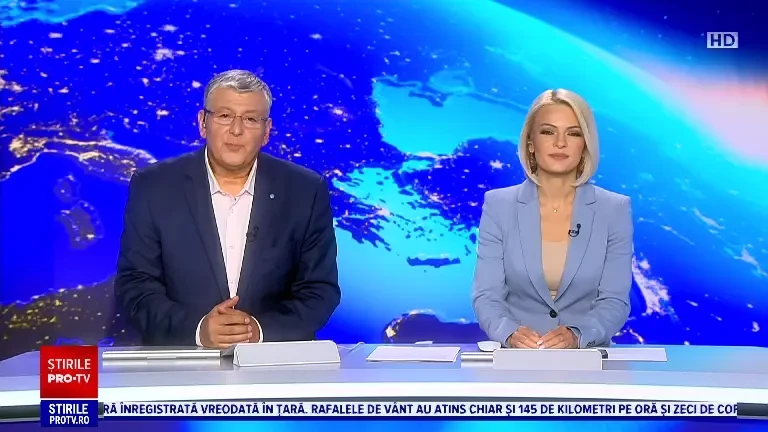 Un delfin a făcut spectacol pentru turiști, pe o plajă din Mamaia