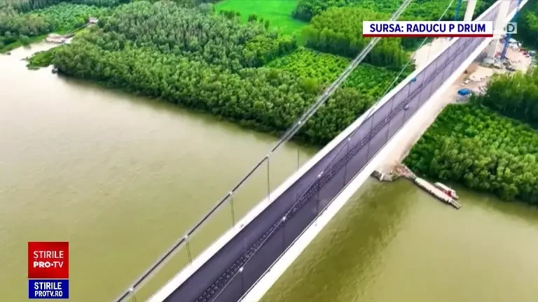 Șoferi enervați la inaugurarea podului de la Brăila din cauza întârzierilor. „Mă duc înapoi la Constanța, vin altă dată”
