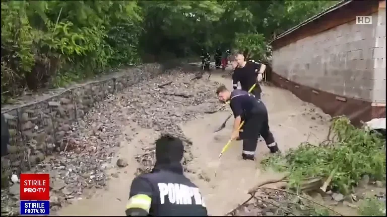 Un bătrân din Suceava a fost la un pas de moarte din cauza furtunilor. Pompierii au scos din apă o femeie de 78 de ani