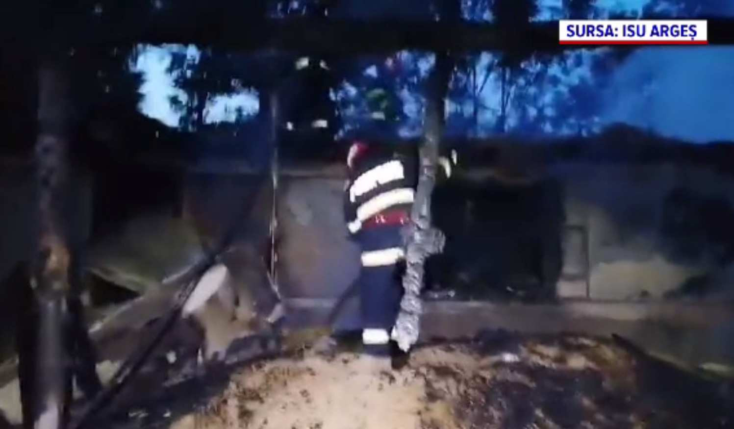 Incendiu violent într-o gospodărie din comuna Ștefan cel Mare. Un pompier a ajuns la spital