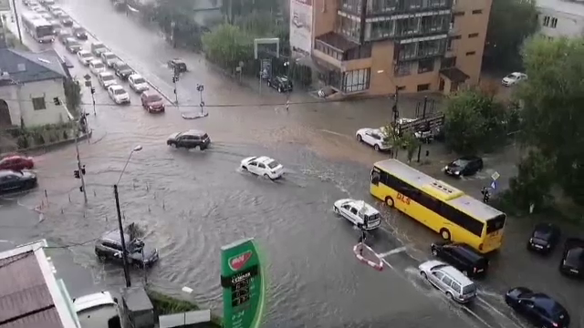 Furtuni și inundații în toată țara. Lacuri pe străzile din Pitești, peste 100 de mașini blocate pe Transfăgărășan