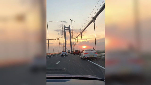 Primul accident pe ”Golden Gate” de Brăila. Șofer care poza priveliștea, lovit de alt ”fotograf” la volan