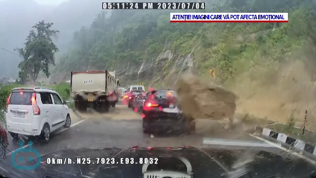 Scene terifiante în India. Morți și răniți după ce mai mulți bolovani căzuți de pe munte zdrobesc trei mașini