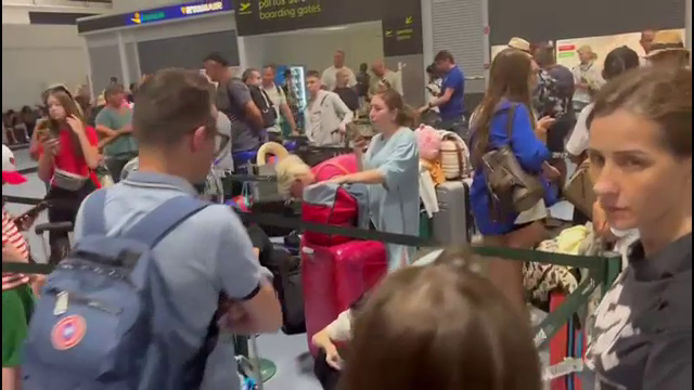 Românii blocați într-un aeroport din Portugalia au fost îmbarcați cu o întârziere de mai bine de 24 de ore. Reacția WizzAir