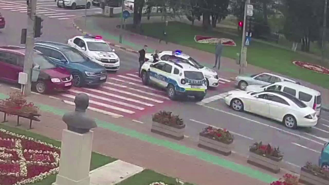 Momentul în care un bărbat fără permis este prins de polițiști după ce a blocat o intersecție. Ce a urmat