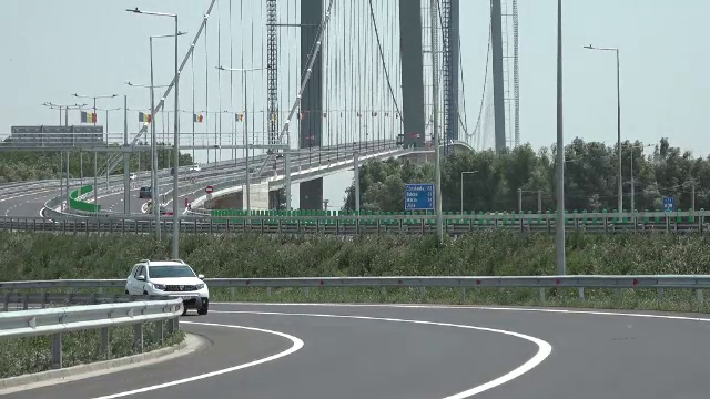 Ce probleme reclamă șoferii care au mers pe podul suspendat de la Brăila. „Beton mai prost nu se poate. Numai dâmburi”