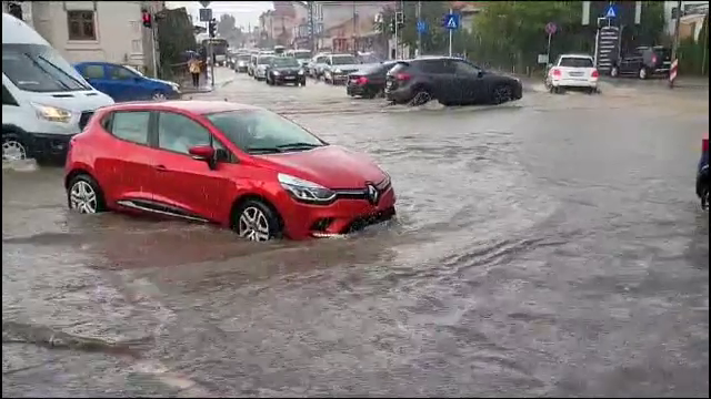 Ploile torenţiale şi vijeliile mătură România. Meteorologii au emis noi avertizări de vreme extremă