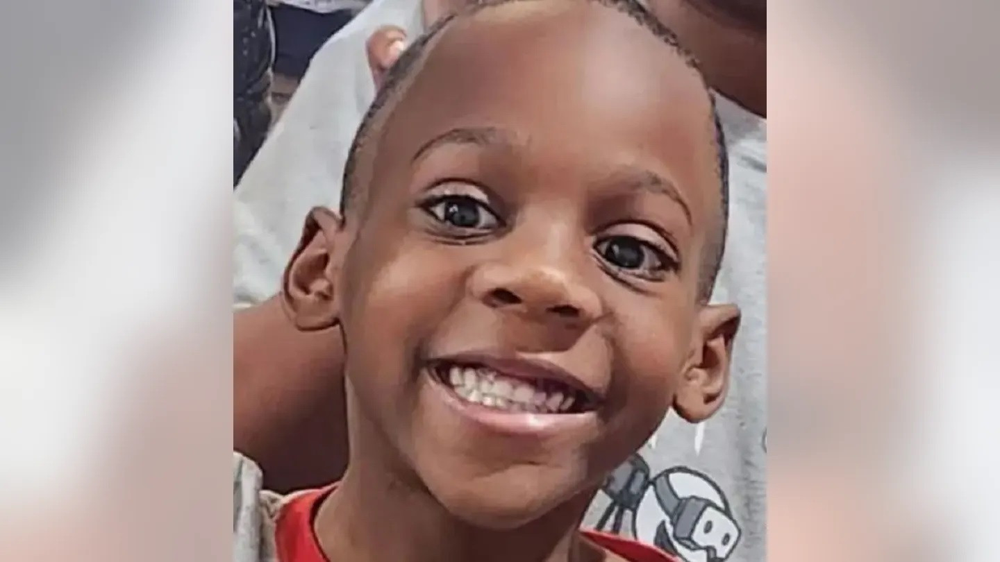 Un copil a murit după ce a fost lovit de un glonț tras din afara locuinței, în timp ce dormea