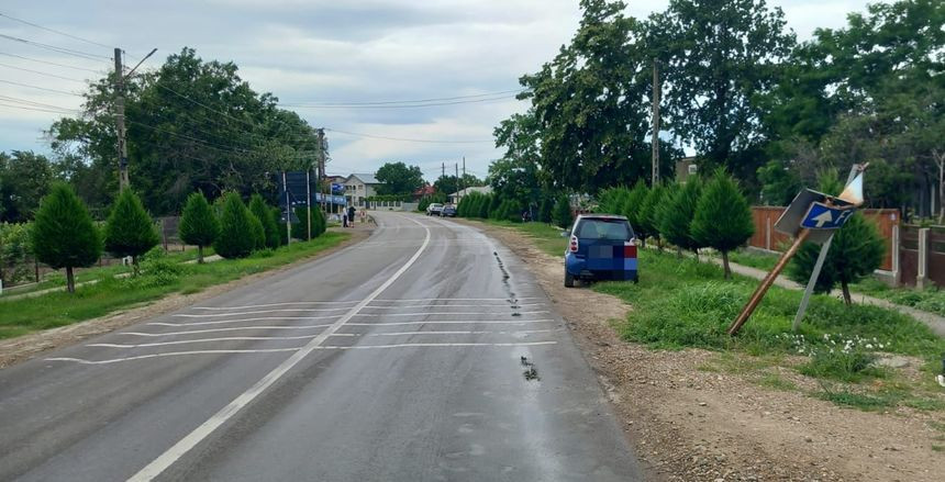 Doi tineri din Vrancea au fost răniţi după ce o mașină a lovit un indicator rutier care a căzut peste ei