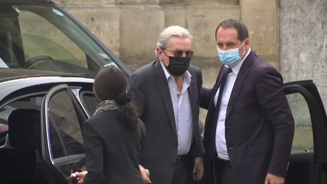 Alain Delon are probleme cu asistenta. Femeia este acuzată că l-a izolat pe actor după accidentul vascular cerebral din 2019