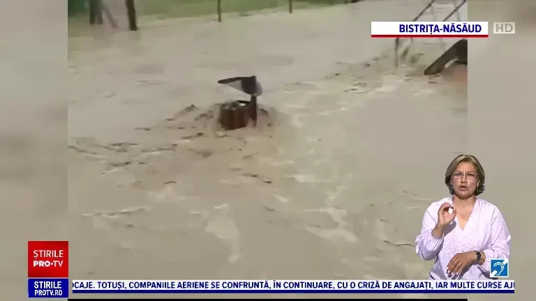 „Aveam apă în beci de trei metri”. Zeci de gospodării din Bistrița Năsăud au fost inundate. Ploile continuă să facă ravagii