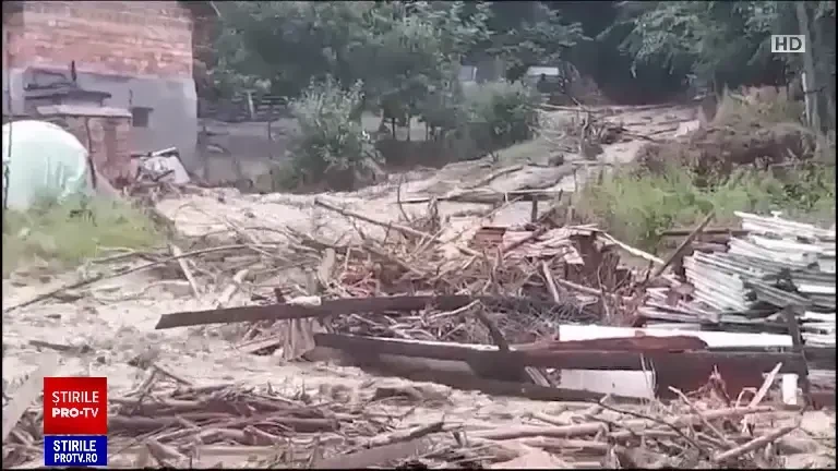 „Aveam apă în beci de vreo trei metri”. Ploile și vijeliile au făcut prăpăd în țară. Zeci de curți inundate, străzi distruse