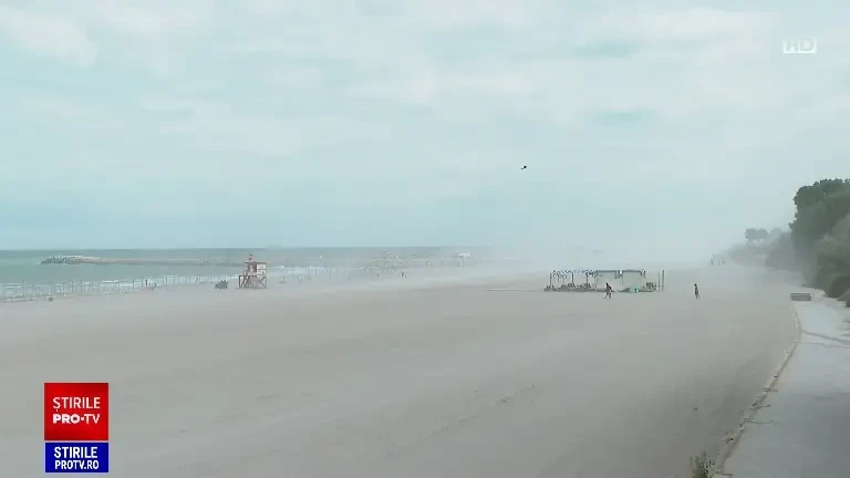 Pericol de înec pe litoral: a fost arborat steagul roșu. Turiștii ignoră avertismentele salvamarilor și continuă să facă baie