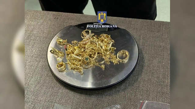 Bijuterii din aur introduse ilegal în România. Prejudiciu de 750.000 de lei