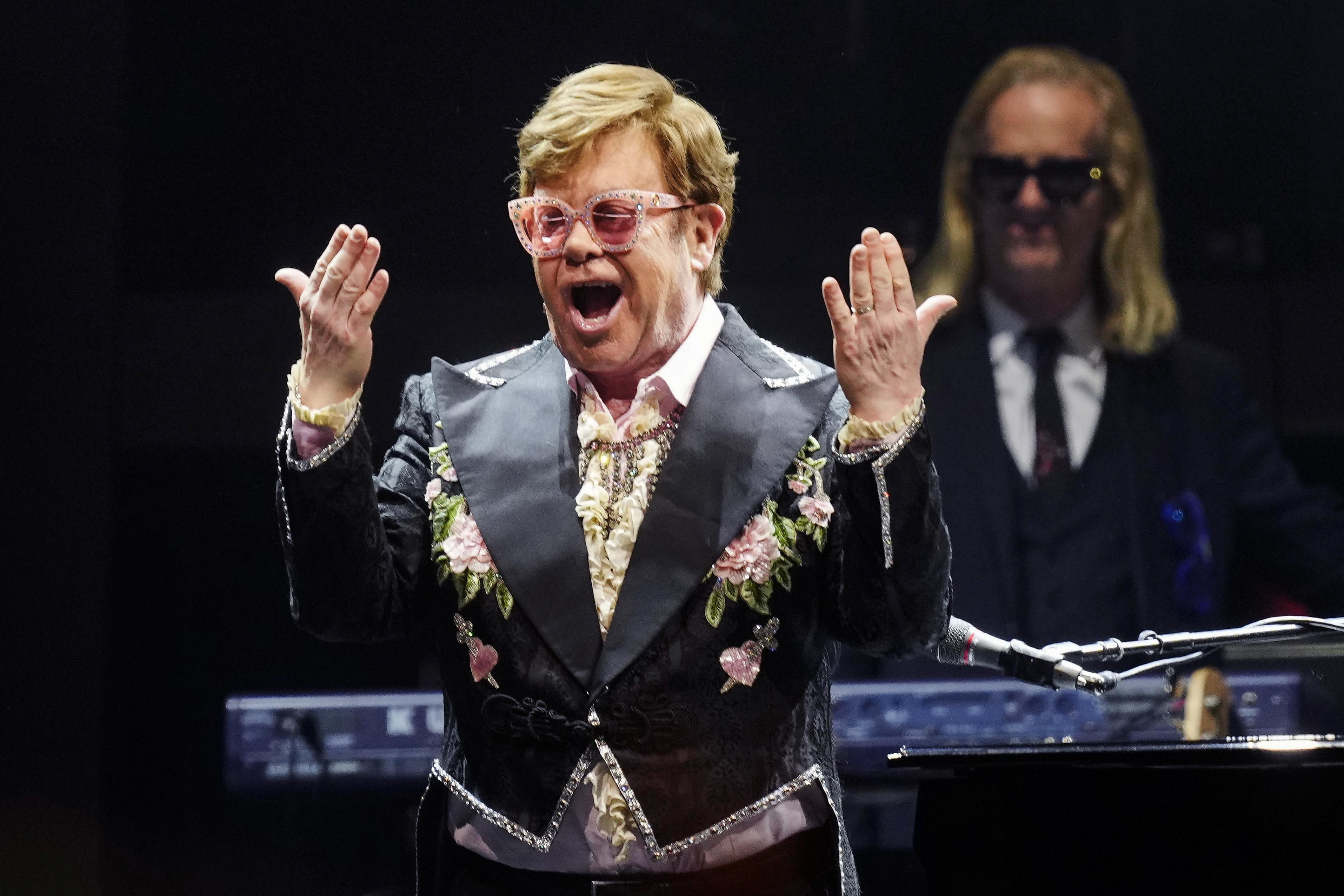 „Diamonds”, albumul de hituri al lui Elton John, pe primul loc în topurile din Marea Britanie. CD-ul conține 51 de piese