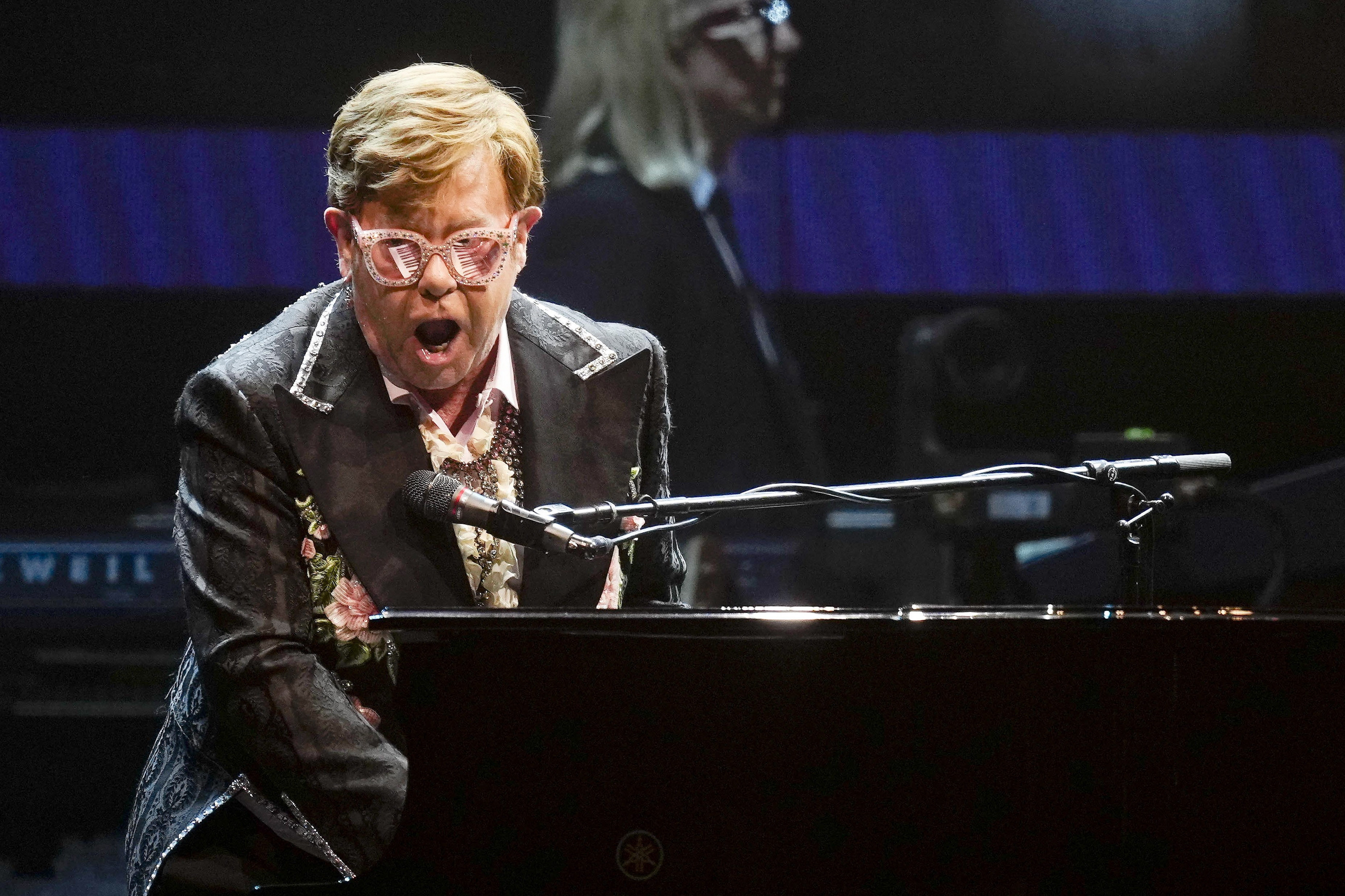 Elton John se confruntă cu probleme de vedere după o infecţie severă. „M-a lăsat cu vedere limitată”